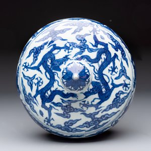 A Chinese blue and white 'dragon among clouds' cover, 20th C. — photo 6
