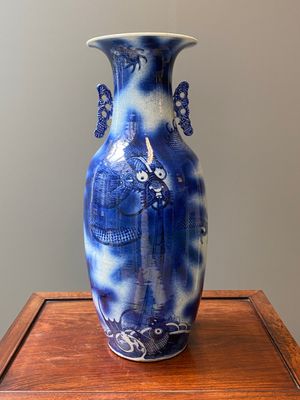 A Chinese blue and white 'dragon and carp' vase, 19th C. — photo 1