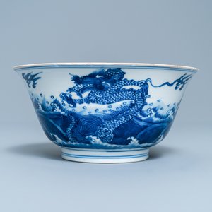 A Chinese blue and white 'dragon and carps' bowl, Xuande mark, Kangxi — 照片 3