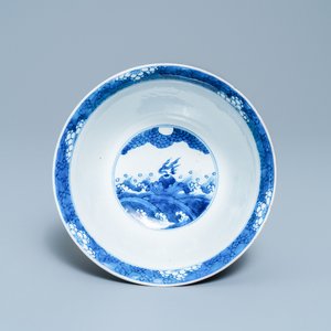 A Chinese blue and white 'dragon and carps' bowl, Xuande mark, Kangxi — 照片 5