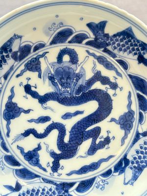 A Chinese blue and white 'dragon and carps' plate, Yongzheng mark and of the period — 照片 2