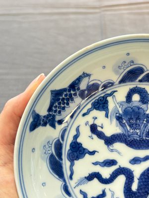 A Chinese blue and white 'dragon and carps' plate, Yongzheng mark and of the period — 照片 3