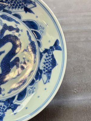 A Chinese blue and white 'dragon and carps' plate, Yongzheng mark and of the period — 照片 5
