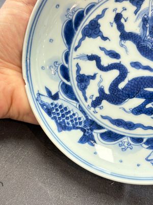 A Chinese blue and white 'dragon and carps' plate, Yongzheng mark and of the period — 照片 6