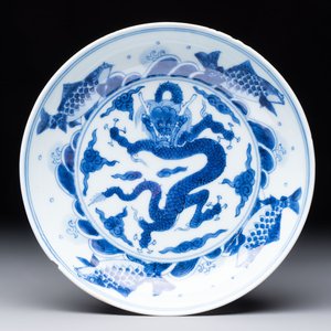 A Chinese blue and white 'dragon and carps' plate, Yongzheng mark and of the period — 照片 1
