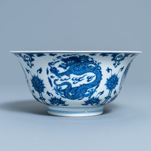A Chinese blue and white 'dragon and phoenix bowl', Chenghua mark, Kangxi — 照片 3