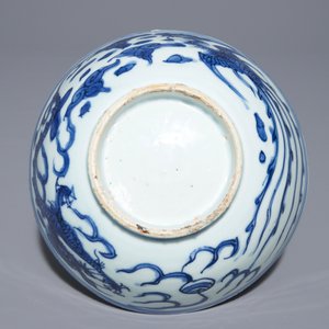 A Chinese blue and white 'dragon and phoenix' bowl, Wanli — 照片 6