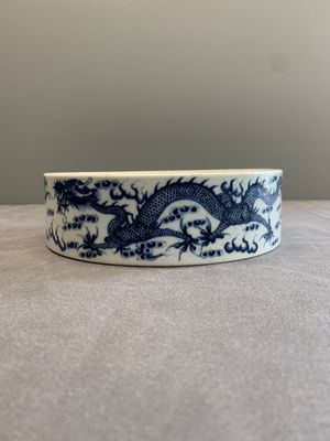 A Chinese blue and white 'dragon and phoenix' brush washer, Yongzheng mark, 19th C. — photo 1