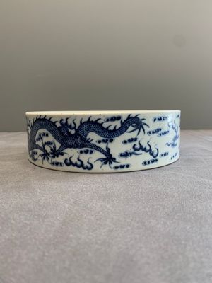 A Chinese blue and white 'dragon and phoenix' brush washer, Yongzheng mark, 19th C. — photo 2