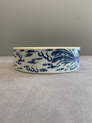 A Chinese blue and white 'dragon and phoenix' brush washer, Yongzheng mark, 19th C. — photo 4