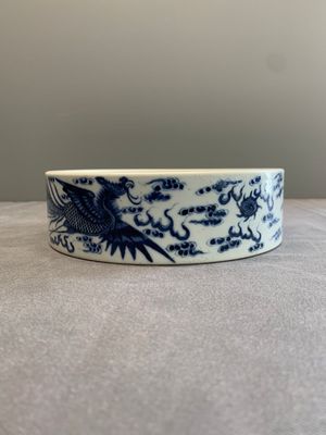 A Chinese blue and white 'dragon and phoenix' brush washer, Yongzheng mark, 19th C. — photo 6