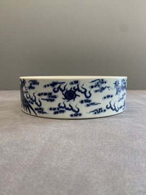 A Chinese blue and white 'dragon and phoenix' brush washer, Yongzheng mark, 19th C. — photo 7