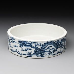 A Chinese blue and white 'dragon and phoenix' brush washer, Yongzheng mark, 19th C. — photo 1