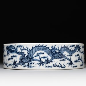 A Chinese blue and white 'dragon and phoenix' brush washer, Yongzheng mark, 19th C. — photo 2