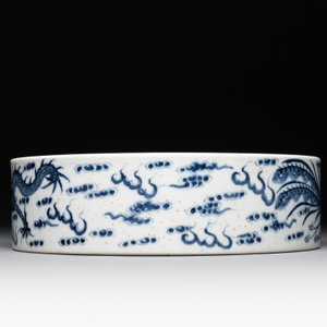 A Chinese blue and white 'dragon and phoenix' brush washer, Yongzheng mark, 19th C. — photo 3