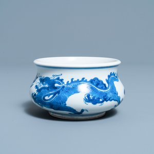 A Chinese blue and white 'dragon and phoenix' censer, Kangxi — 照片 1