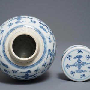 A Chinese blue and white 'dragon and phoenix' jar and cover, Kangxi/Yongzheng — photo 5