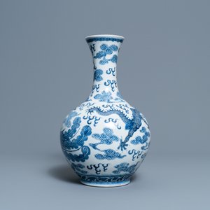 A Chinese blue and white 'dragon and phoenix' vase, Qianlong mark, 19/20th C. — photo 3