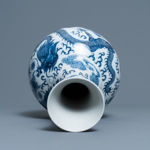 A Chinese blue and white 'dragon and phoenix' vase, Qianlong mark, 19/20th C. — photo 5