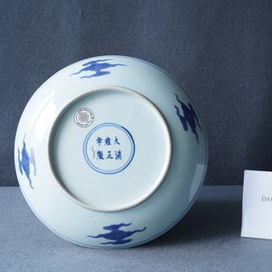 A Chinese blue and white 'dragon and Shou' dish, Yongzheng mark and of the period — 照片 4