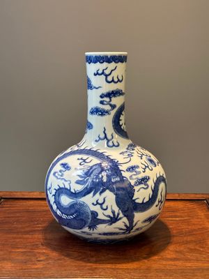 A Chinese blue and white 'dragon' bottle vase, Yongzheng mark, 19th C. — 照片 1