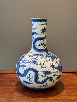 A Chinese blue and white 'dragon' bottle vase, Yongzheng mark, 19th C. — 照片 2