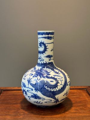 A Chinese blue and white 'dragon' bottle vase, Yongzheng mark, 19th C. — 照片 3