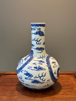 A Chinese blue and white 'dragon' bottle vase, Yongzheng mark, 19th C. — 照片 4