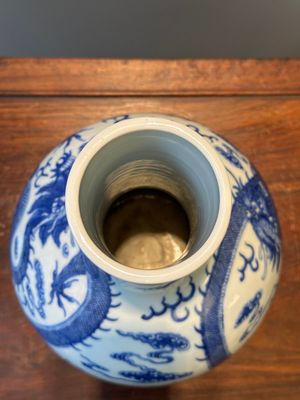 A Chinese blue and white 'dragon' bottle vase, Yongzheng mark, 19th C. — 照片 5