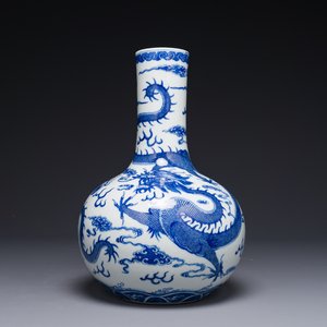 A Chinese blue and white 'dragon' bottle vase, Yongzheng mark, 19th C. — 照片 1
