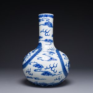 A Chinese blue and white 'dragon' bottle vase, Yongzheng mark, 19th C. — 照片 2