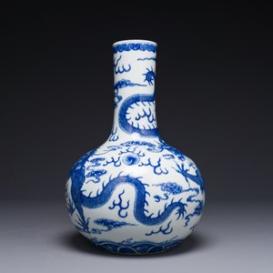 A Chinese blue and white 'dragon' bottle vase, Yongzheng mark, 19th C. — 照片 4