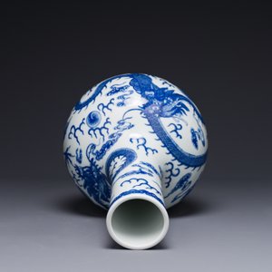 A Chinese blue and white 'dragon' bottle vase, Yongzheng mark, 19th C. — 照片 5