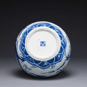 A Chinese blue and white 'dragon' bottle vase, Yongzheng mark, 19th C. — 照片 6