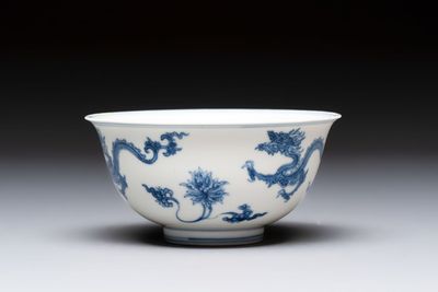 A Chinese blue and white 'dragon' bowl, Chenghua mark, Kangxi/Yongzheng — photo 2