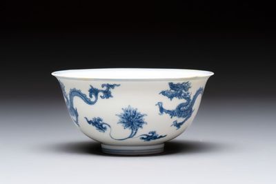 A Chinese blue and white 'dragon' bowl, Chenghua mark, Kangxi/Yongzheng — photo 4