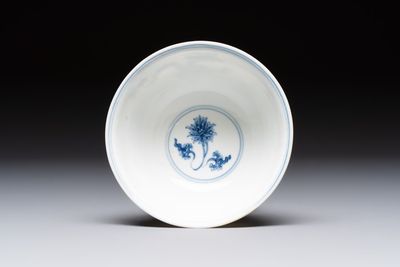 A Chinese blue and white 'dragon' bowl, Chenghua mark, Kangxi/Yongzheng — photo 5
