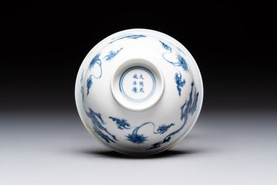 A Chinese blue and white 'dragon' bowl, Chenghua mark, Kangxi/Yongzheng — photo 6