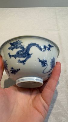 A Chinese blue and white 'dragon' bowl, Chenghua mark, Kangxi/Yongzheng — photo 7