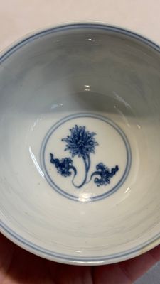 A Chinese blue and white 'dragon' bowl, Chenghua mark, Kangxi/Yongzheng — photo 9