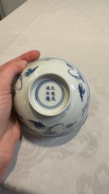 A Chinese blue and white 'dragon' bowl, Chenghua mark, Kangxi/Yongzheng — photo 10