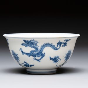 A Chinese blue and white 'dragon' bowl, Chenghua mark, Kangxi/Yongzheng — photo 3