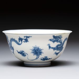 A Chinese blue and white 'dragon' bowl, Chenghua mark, Kangxi/Yongzheng — photo 4