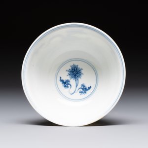 A Chinese blue and white 'dragon' bowl, Chenghua mark, Kangxi/Yongzheng — photo 5