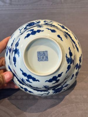 A Chinese blue and white 'dragon' bowl, Daoguang mark and of the period — 照片 9