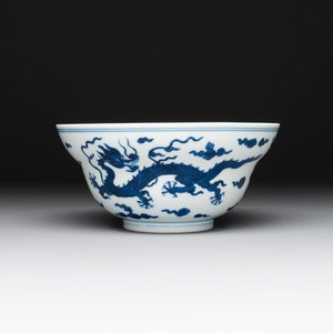 A Chinese blue and white 'dragon' bowl, Daoguang mark and of the period — 照片 1
