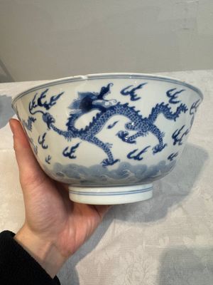 A Chinese blue and white 'dragon' bowl, Kangxi mark and of the period — 照片 3