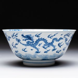 A Chinese blue and white 'dragon' bowl, Kangxi mark and of the period — 照片 1