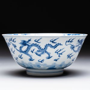 A Chinese blue and white 'dragon' bowl, Kangxi mark and of the period — 照片 2