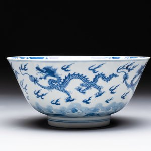 A Chinese blue and white 'dragon' bowl, Kangxi mark and of the period — 照片 3